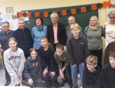 Sugrįžimas po 43 metų: buvę mokiniai vėl praveria mokyklos duris