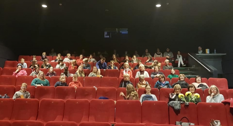 5-IV gimn. klasių mokiniai žiūrėjo filmą „Tarp pilkų debesų“